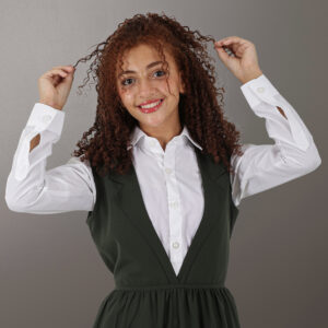 زي مدرسي زيتي بقصة مثلثة عميقة